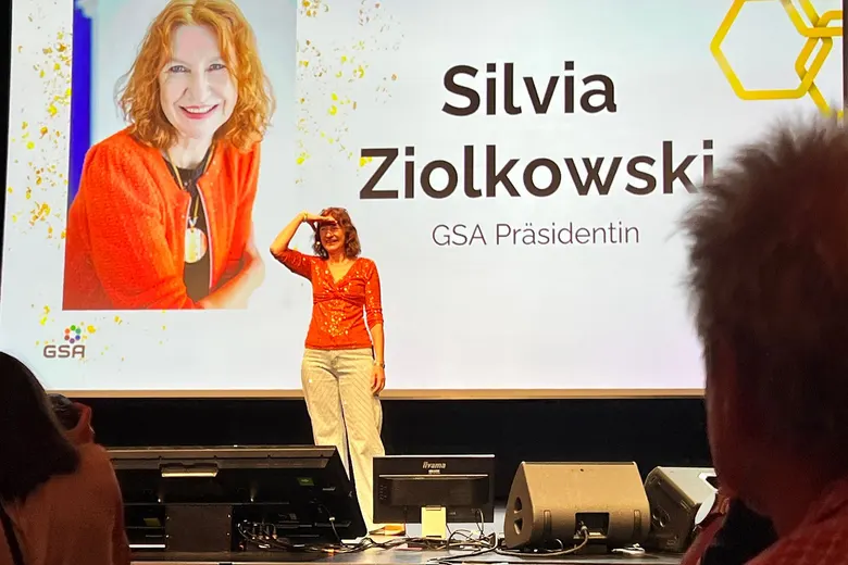 Silvia Ziolkowski auf der Bühne als Präsidentin der German Speakers Association