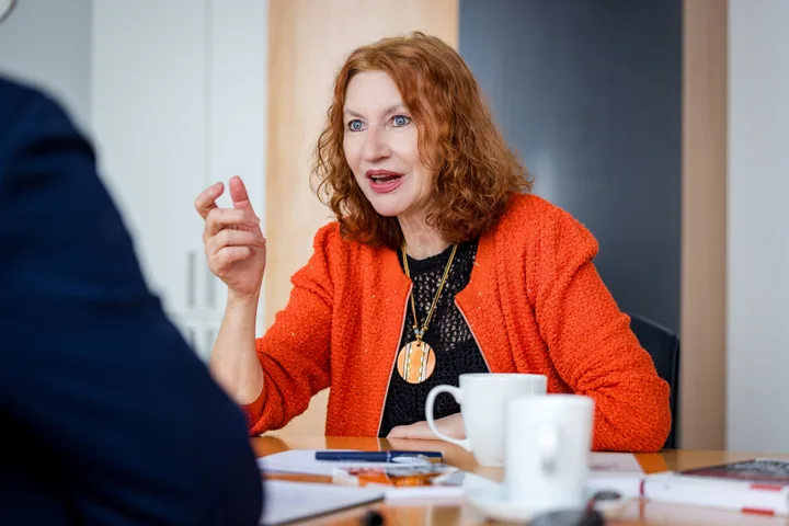 Silvia Ziolkowski im Gespräch am Tisch